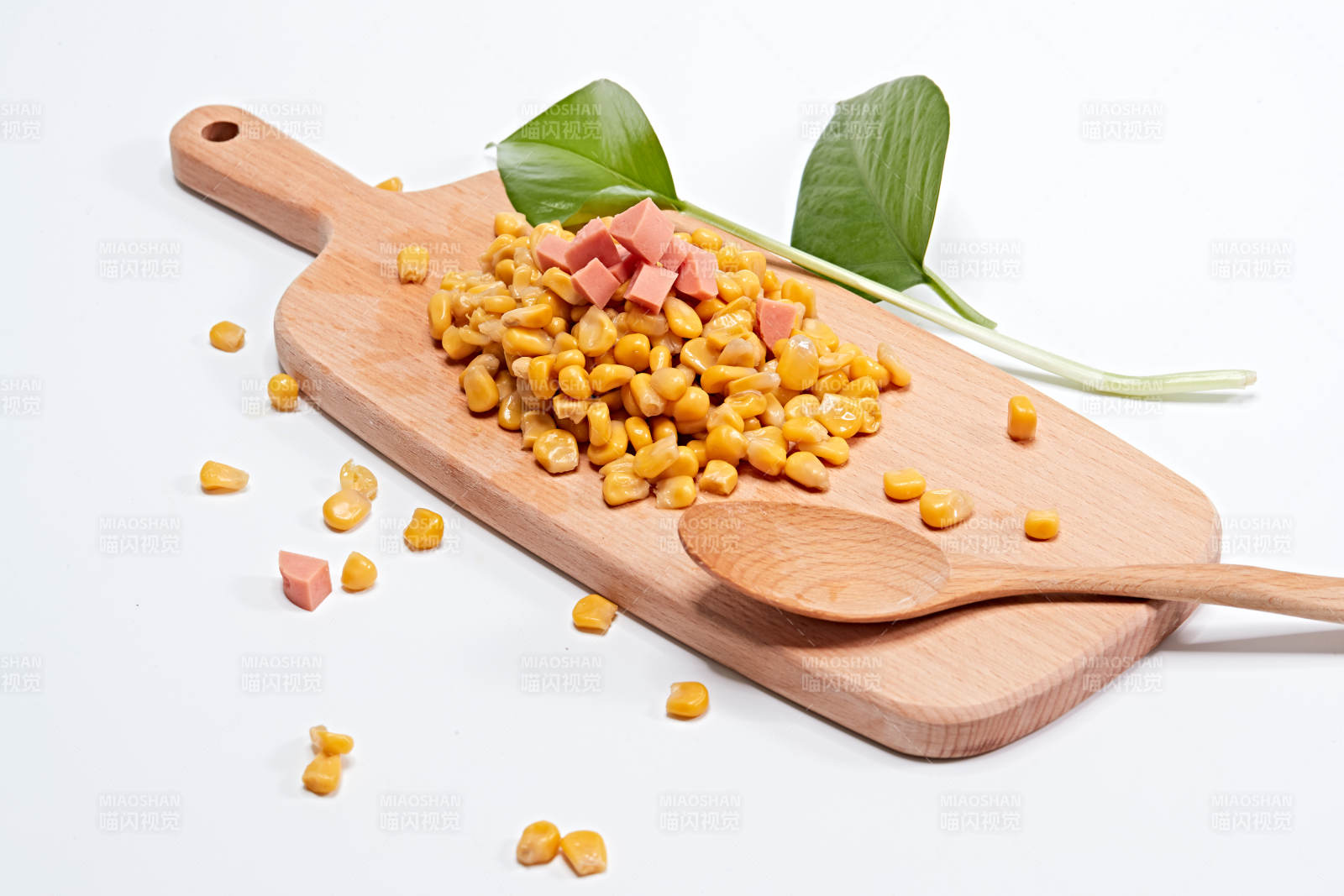 白色背景上的甜玉米粒
