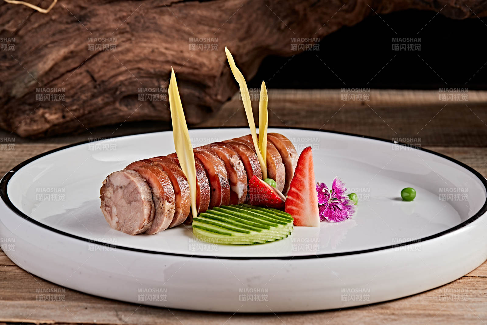 白色瓷盘装的精美凉菜肘花切片