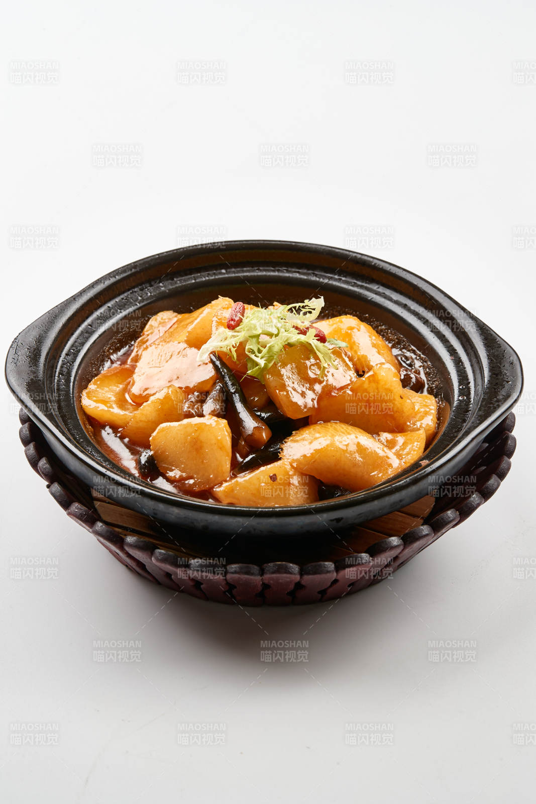 黑色砂鍋裝的雞樅土豆蘿卜砂鍋煲