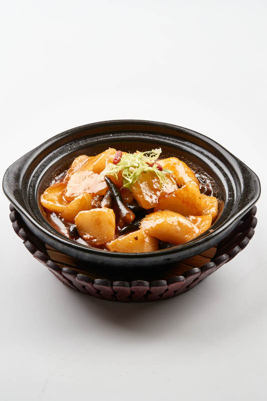 黑色砂锅装的鸡枞土豆萝卜砂锅煲