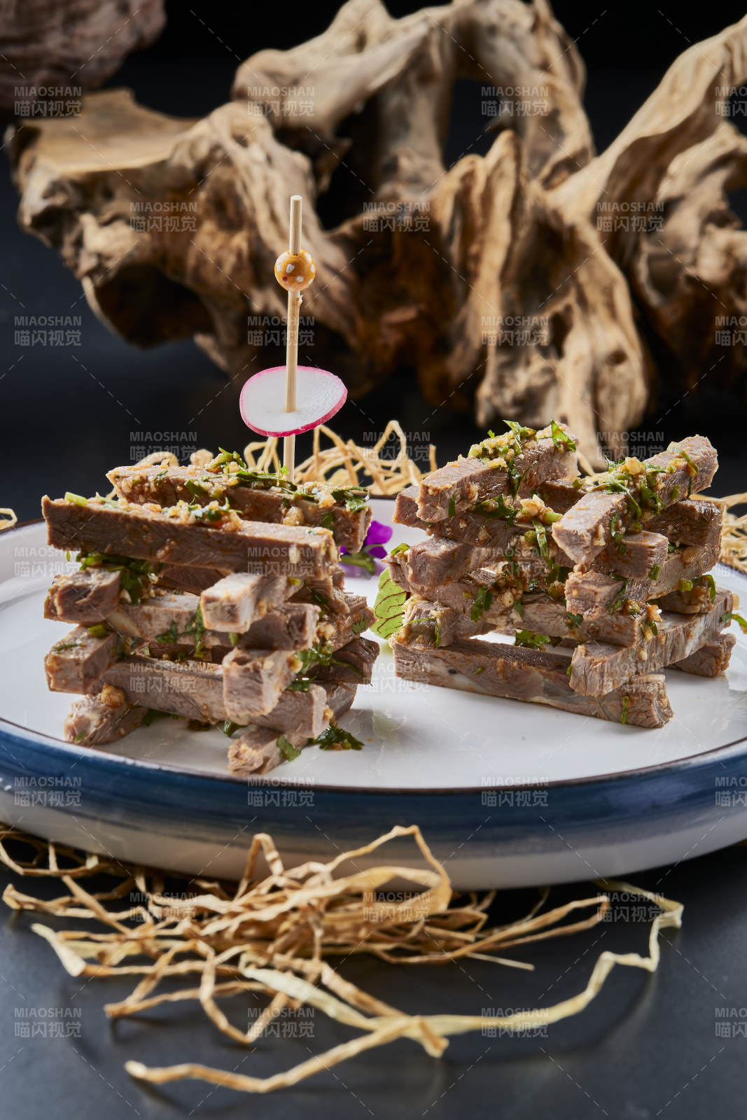 白色圆瓷盘装的蒜香小驴肉