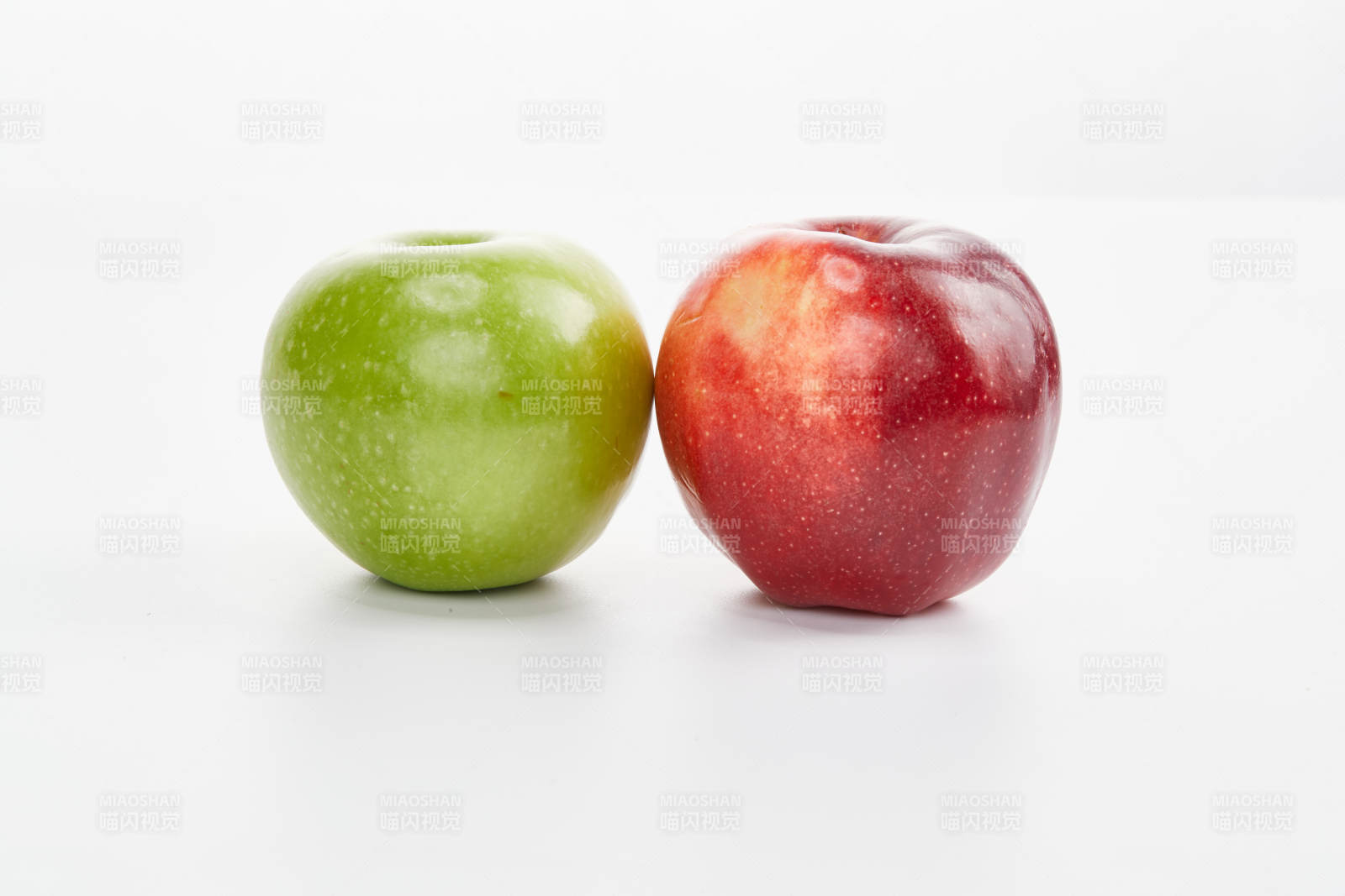 白色背景上摆放的新鲜苹果