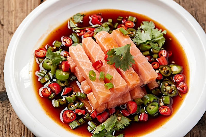 浇汁刺身三文鱼