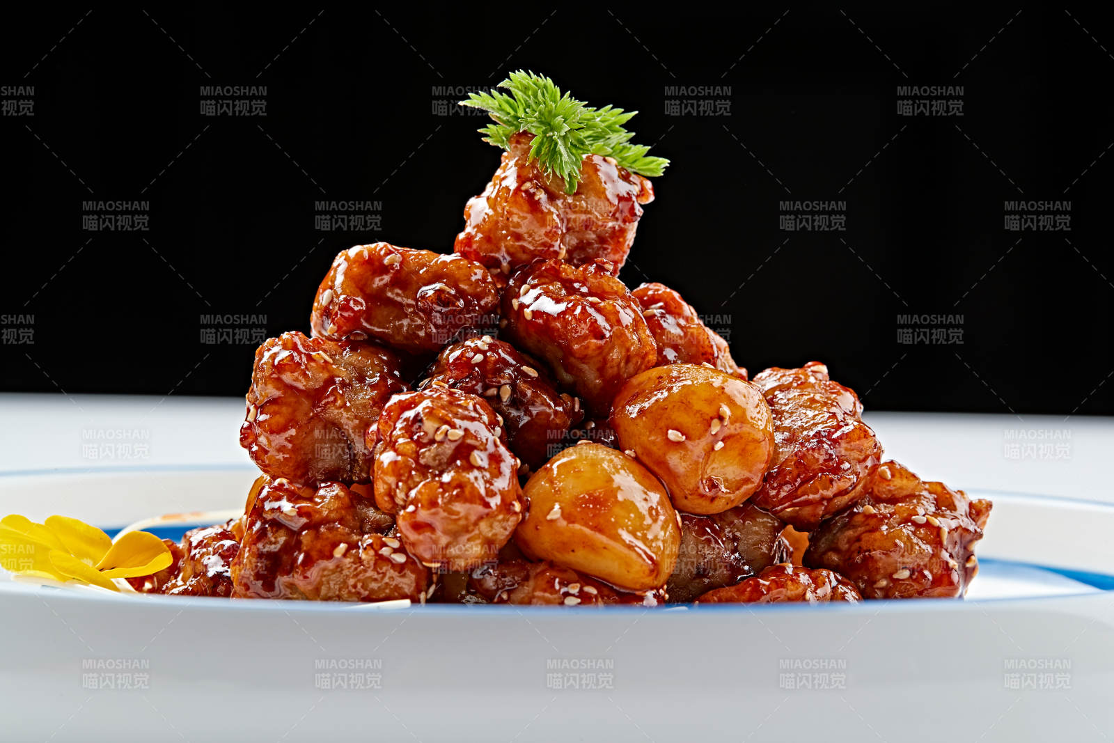 白色瓷盤裝的糖醋豬小排