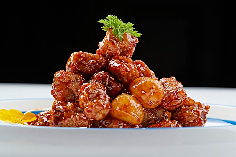 白色瓷盤裝的糖醋豬小排