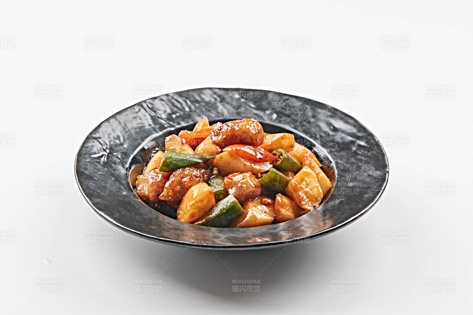 黑石盘装的土豆秋葵溜肉段