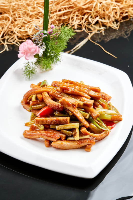 白色瓷盘装的香辣西芹猪肚丝