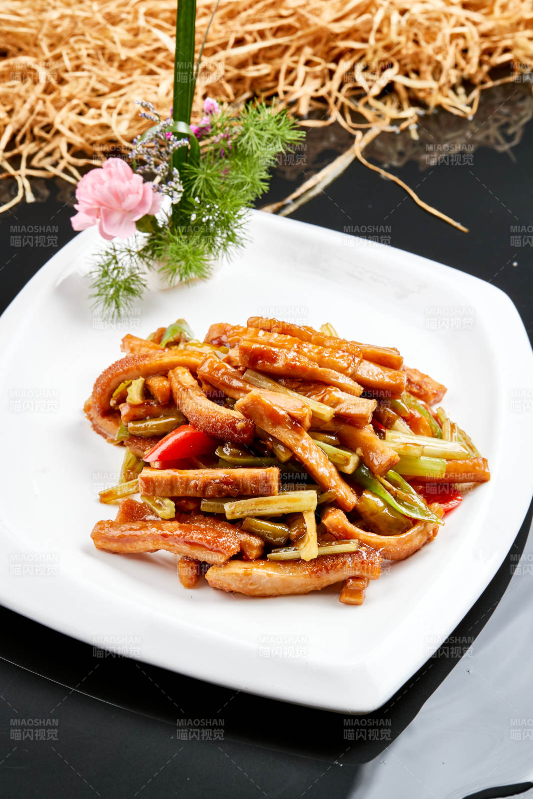 白色瓷盘装的香辣西芹猪肚丝