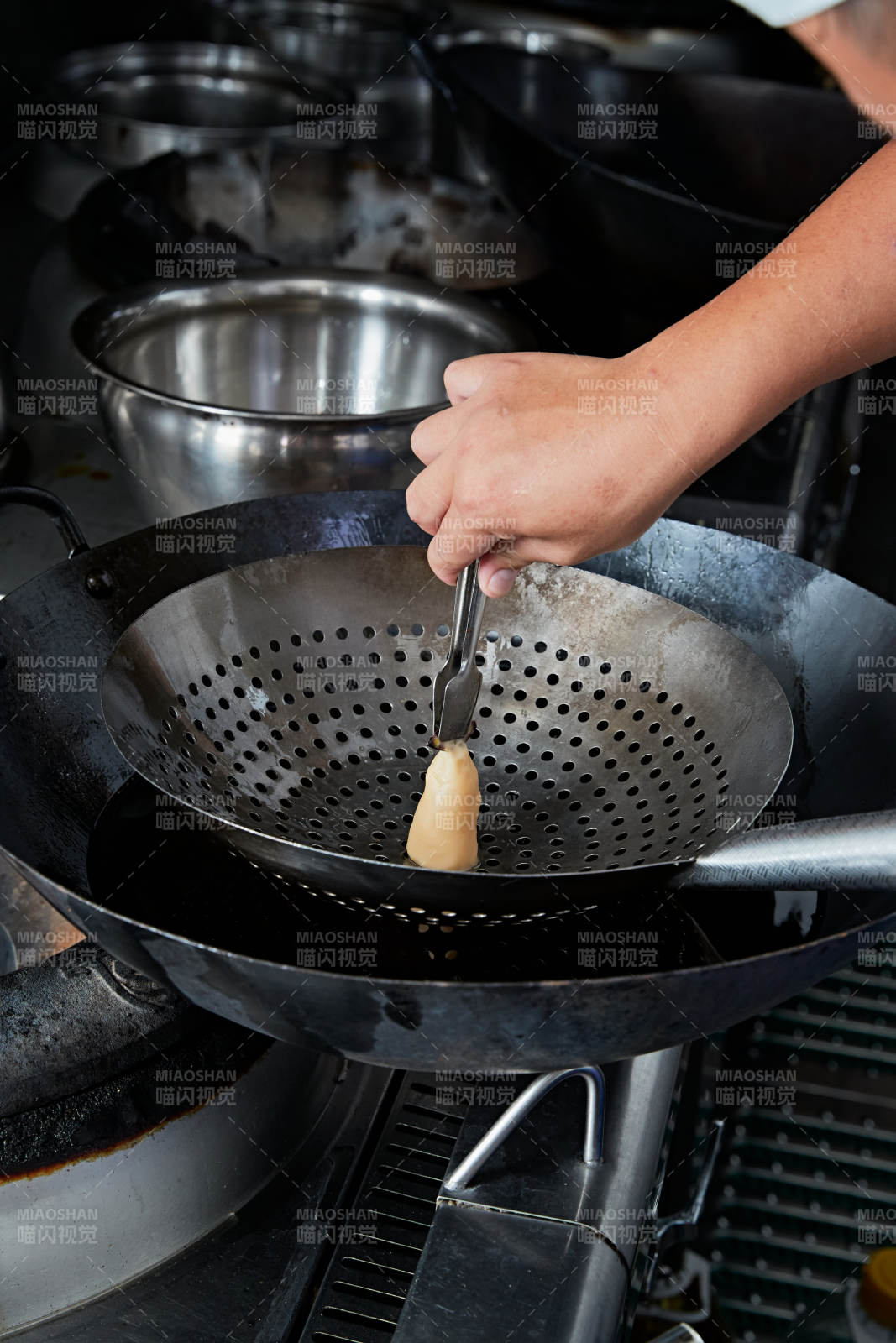 人與食物緊張忙碌的中餐廚房