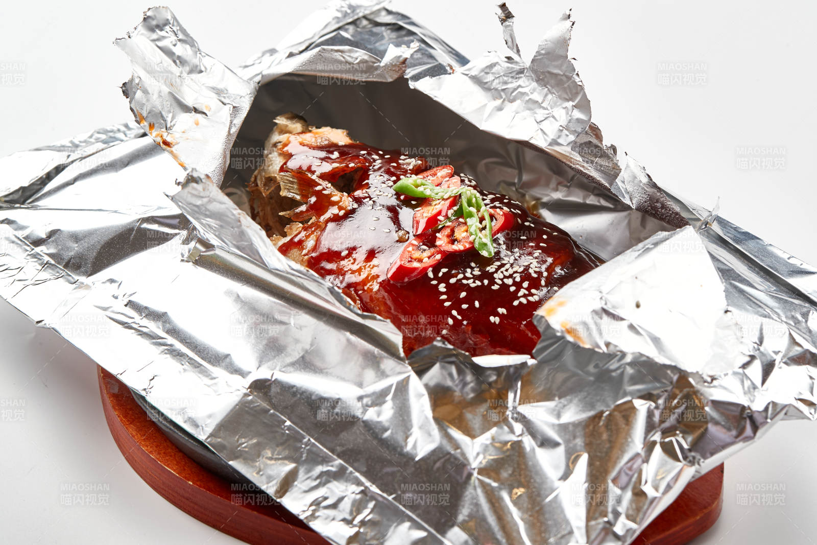 木质托盘摆放的锡纸酱汁烤鲈鱼