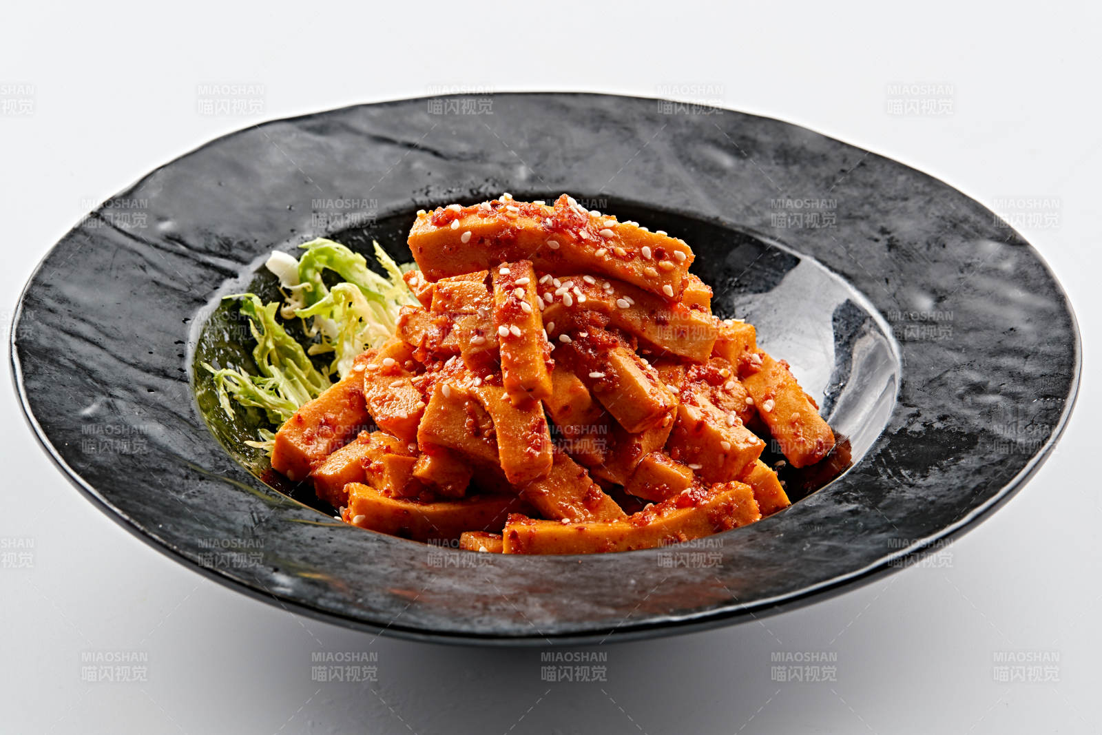 黑色餐具裝的秘制甜辣杏鮑菇