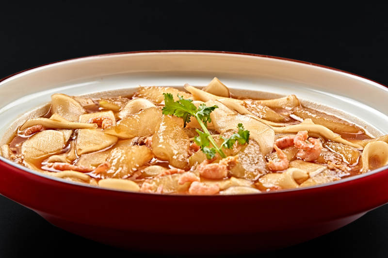 紅釉色瓷盤裝的海米冬瓜燉寬粉