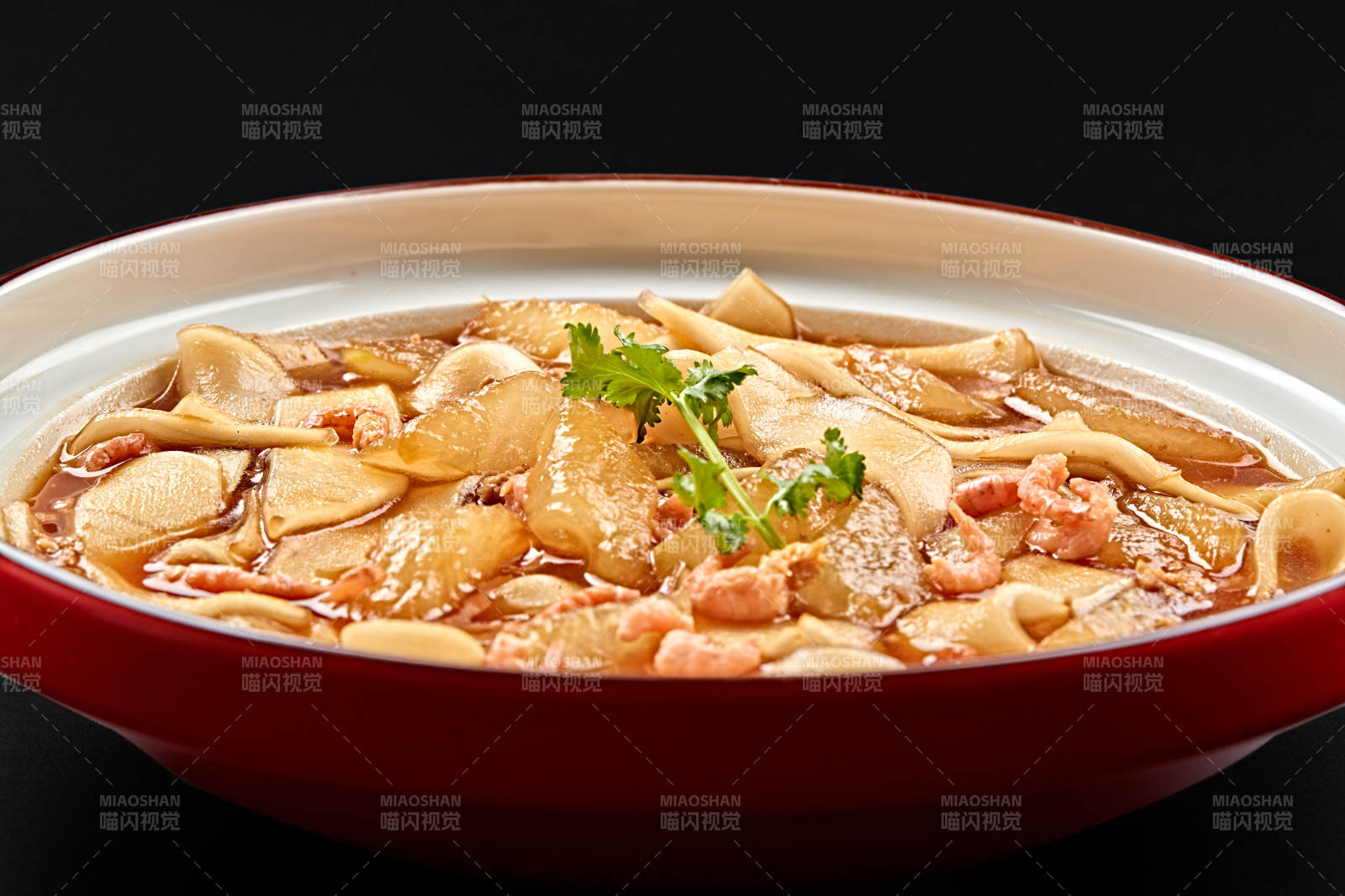 紅釉色瓷盤裝的海米冬瓜燉寬粉