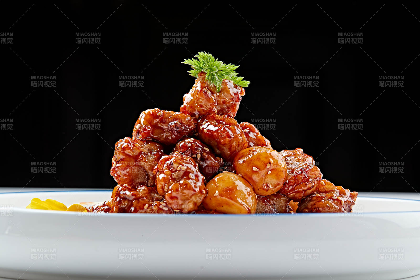 白色瓷盘装的糖醋猪小排