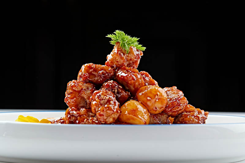白色瓷盤裝的糖醋豬小排