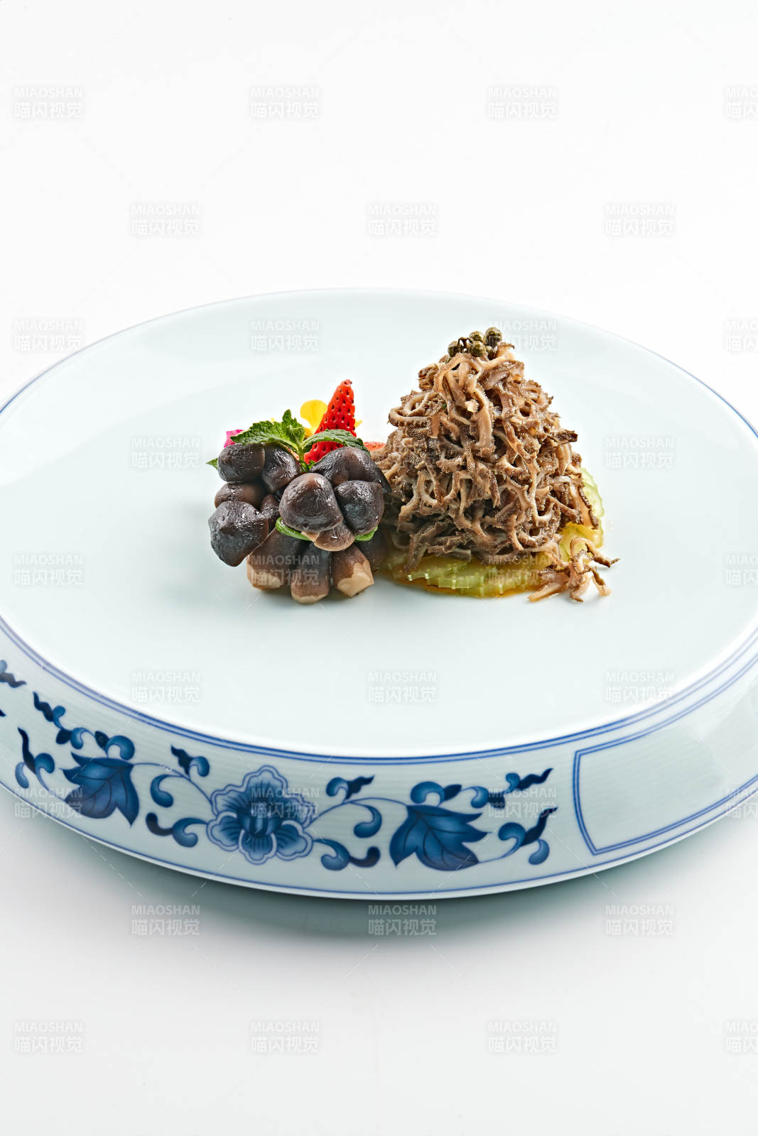 青花瓷盘装的鸡枞菌配羊肚丝