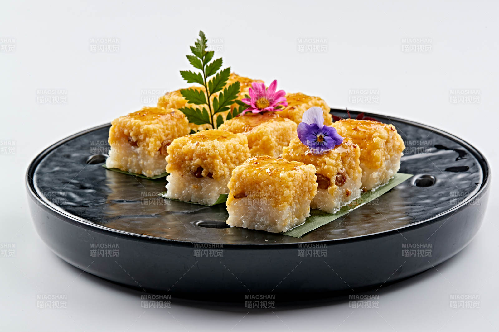 精美餐具装的桂花蜜双色黍米糯糕