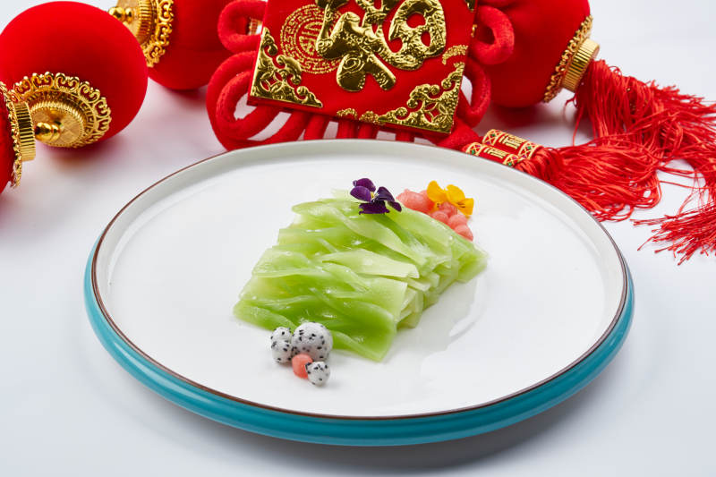 白色瓷盘装的的凉拌青莴笋