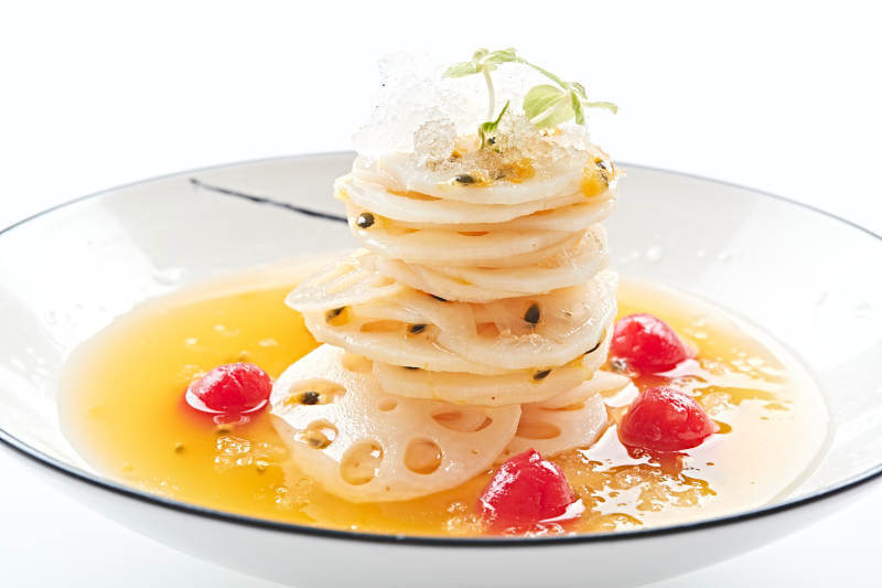 精美餐具装的凉拌豆皮小黄豆