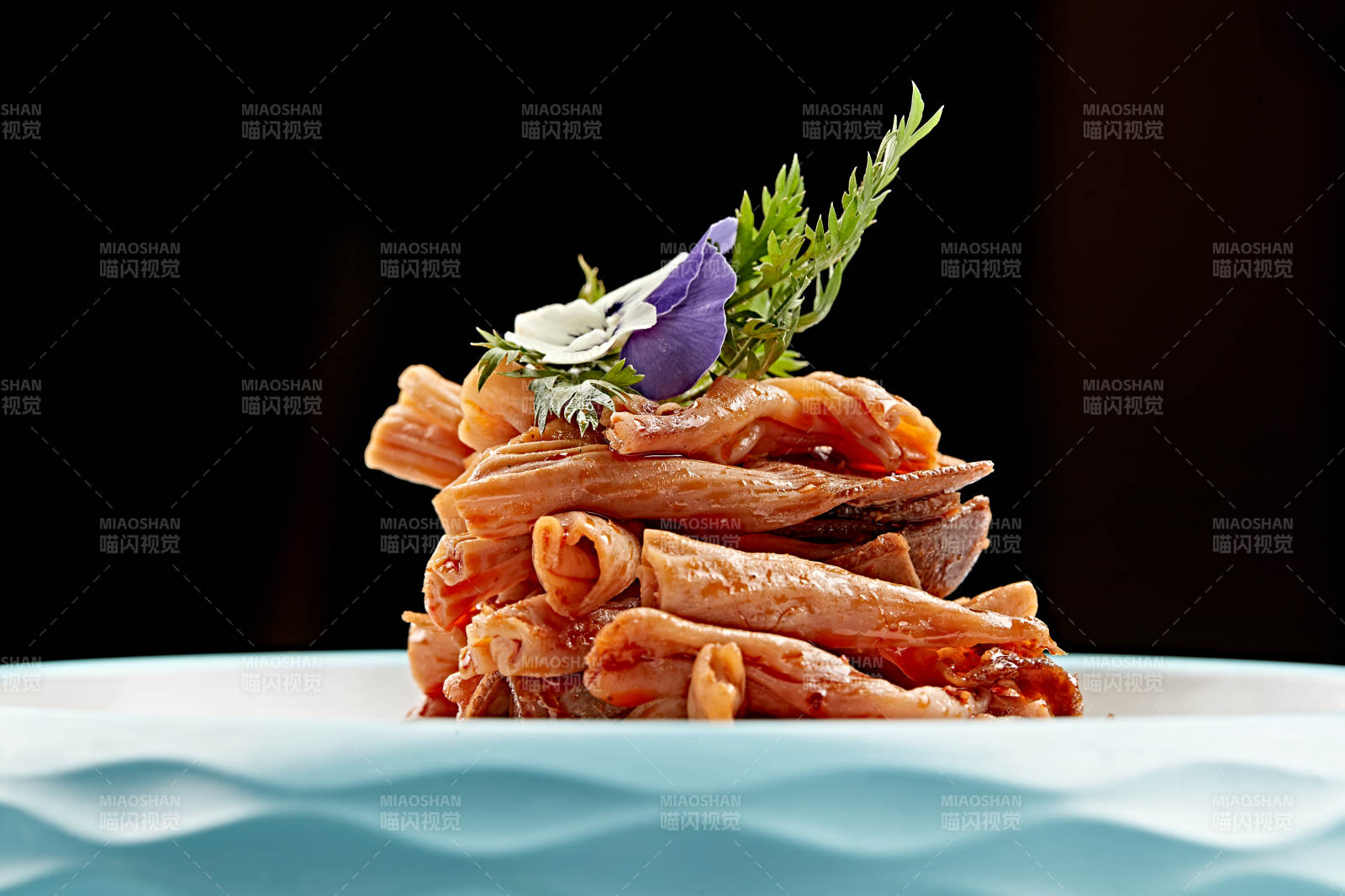 精美餐具装的香辣鸭板肠