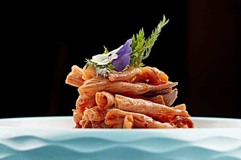 精美餐具装的香辣鸭板肠