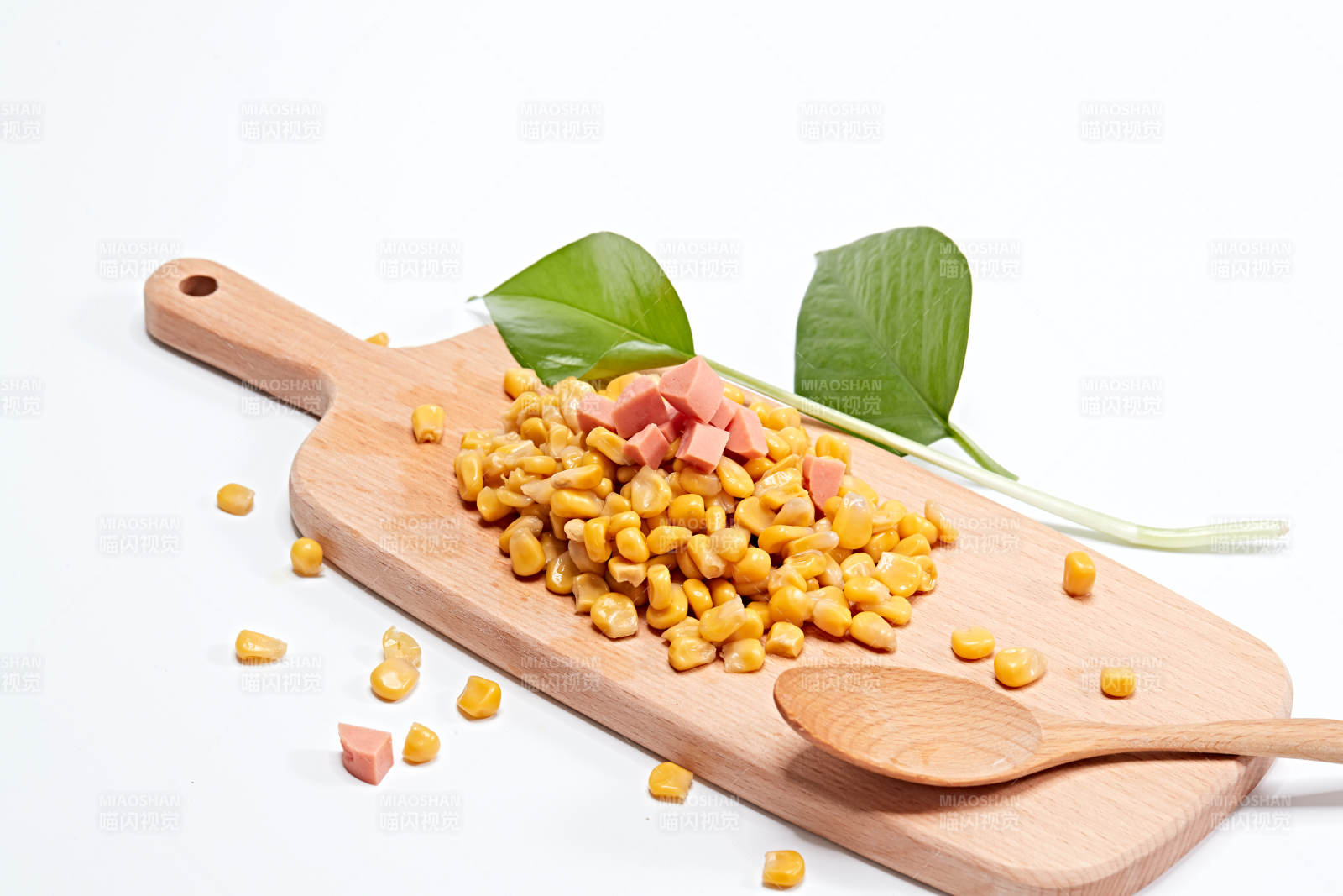 白色背景上的甜玉米粒