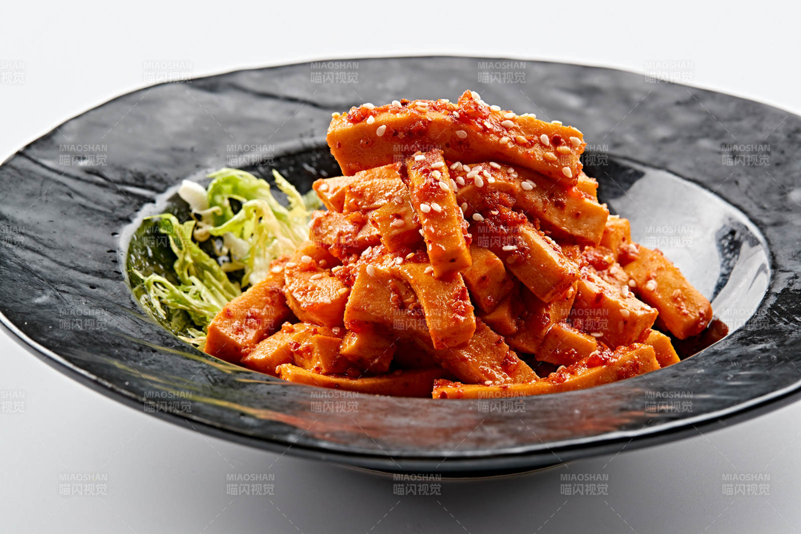 黑色餐具裝的秘制甜辣杏鮑菇