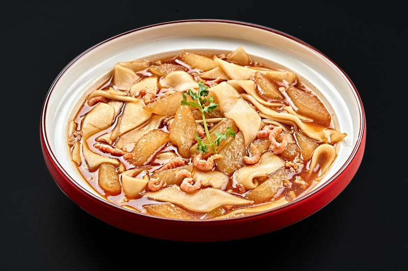 紅釉色瓷盤裝的海米冬瓜燉寬粉