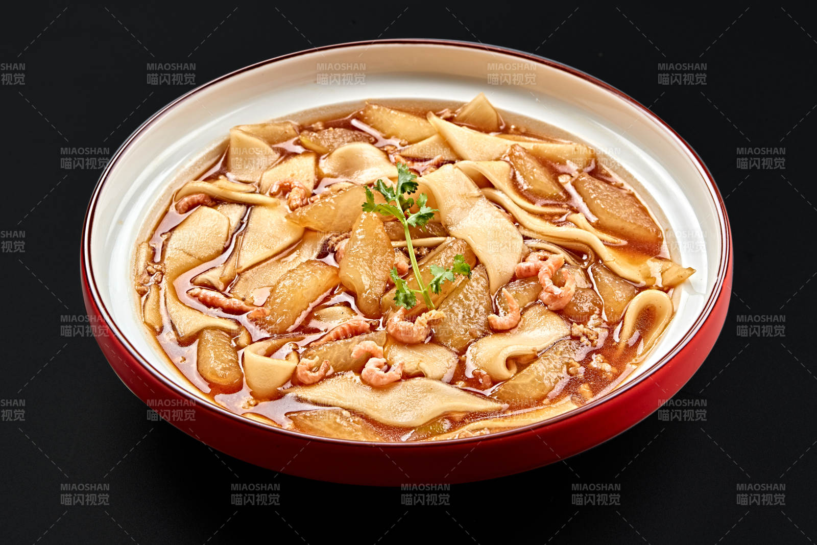 紅釉色瓷盤裝的海米冬瓜燉寬粉