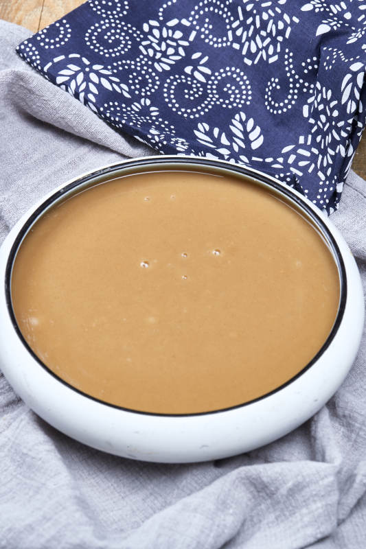 瓷盆装的冲泡熟的豆面糊糊