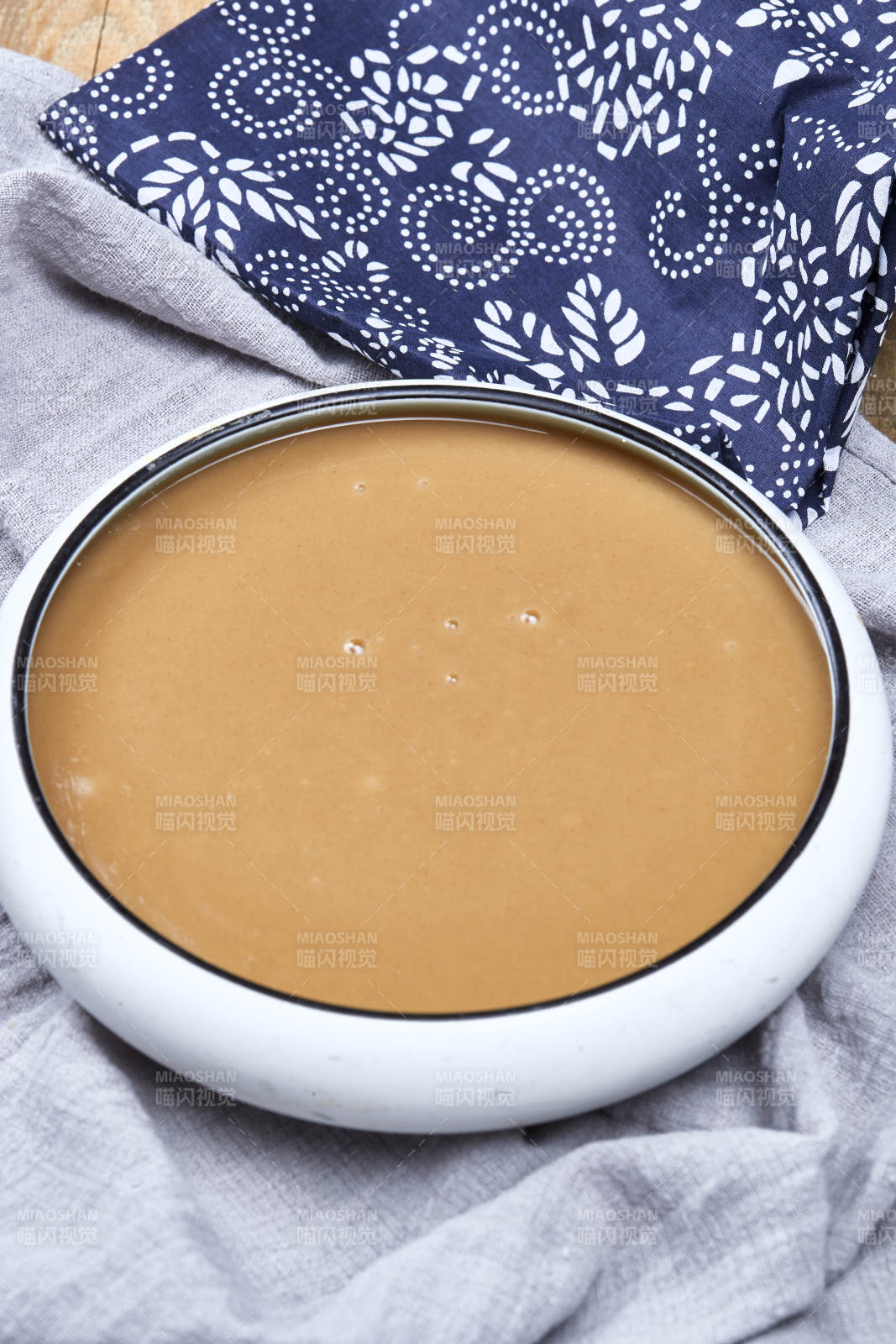 瓷盆装的冲泡熟的豆面糊糊