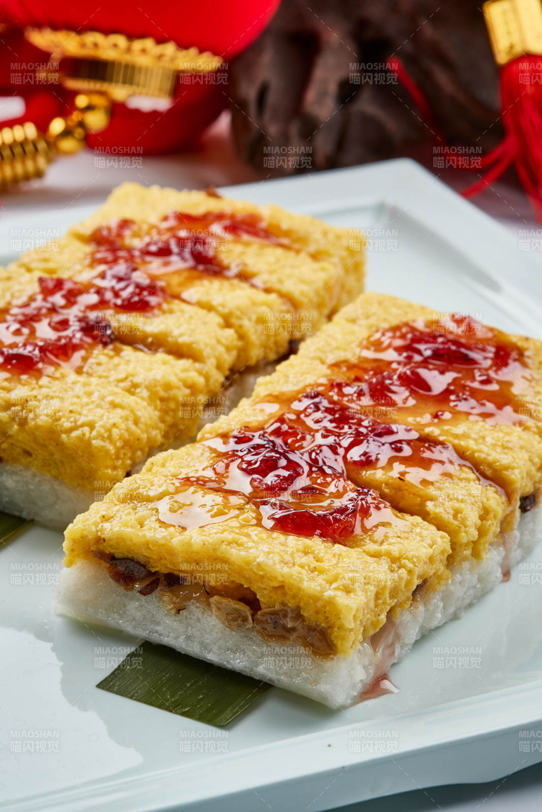 青瓷餐具裝的黍米糯米雙色果仁蒸糕