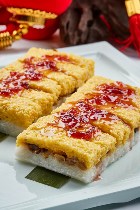 青瓷餐具装的黍米糯米双色果仁蒸糕