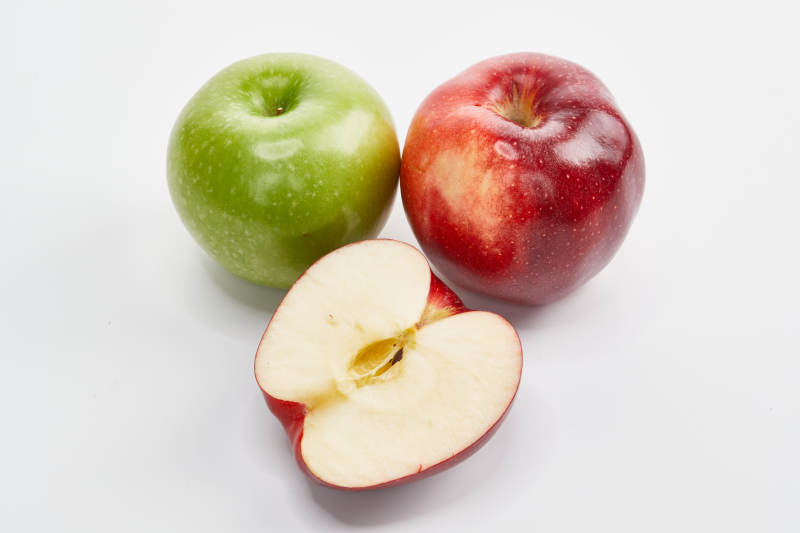 白色背景上摆放的新鲜苹果