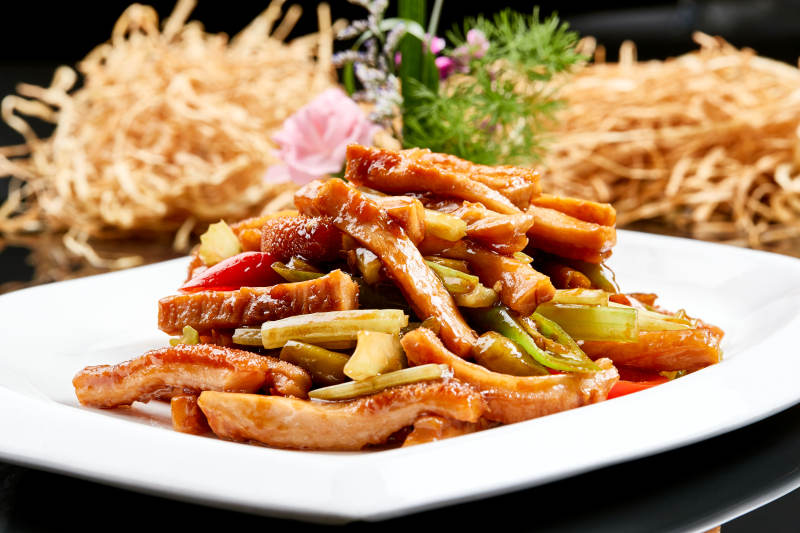 白色瓷盘装的香辣西芹猪肚丝