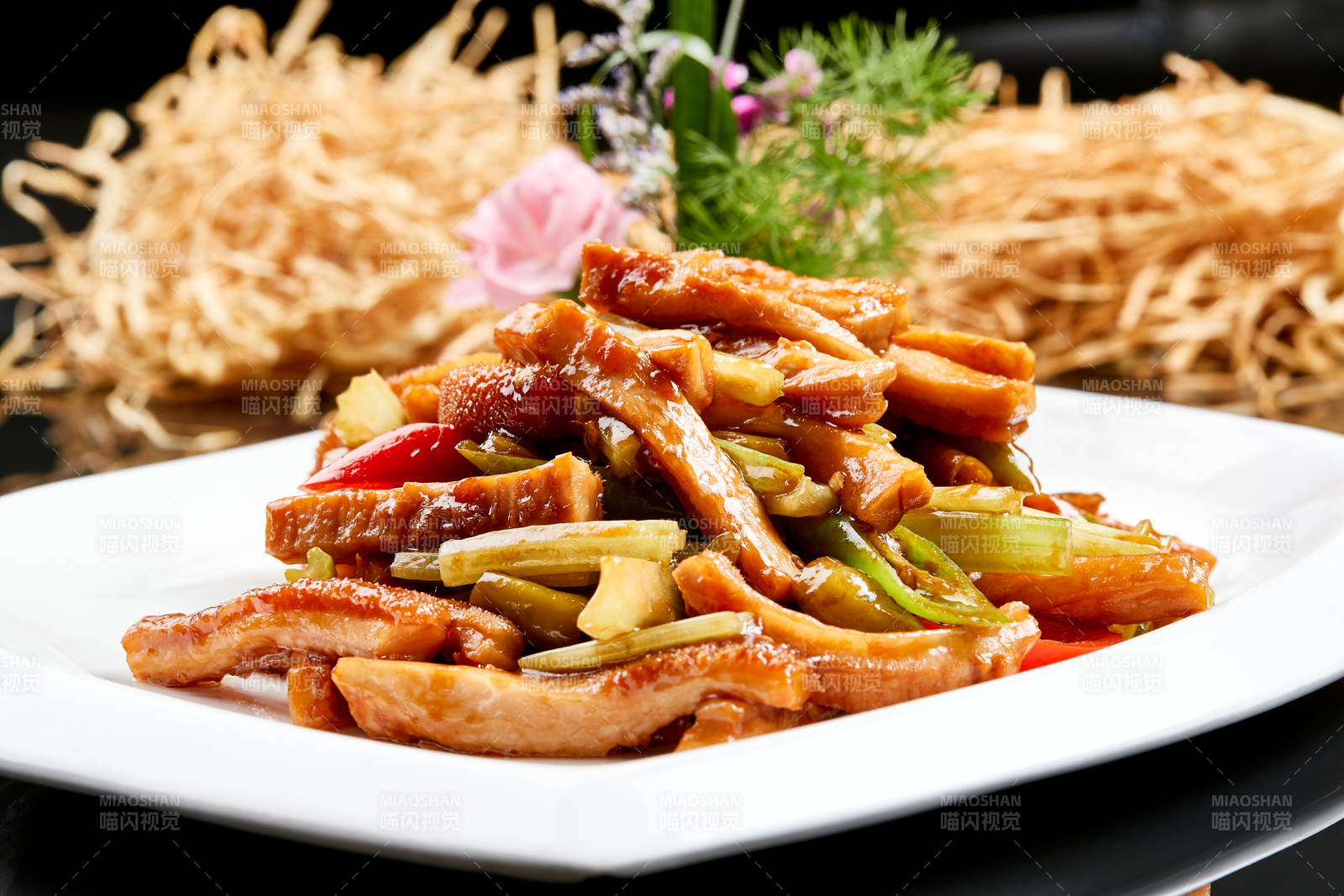 白色瓷盤裝的香辣西芹豬肚絲