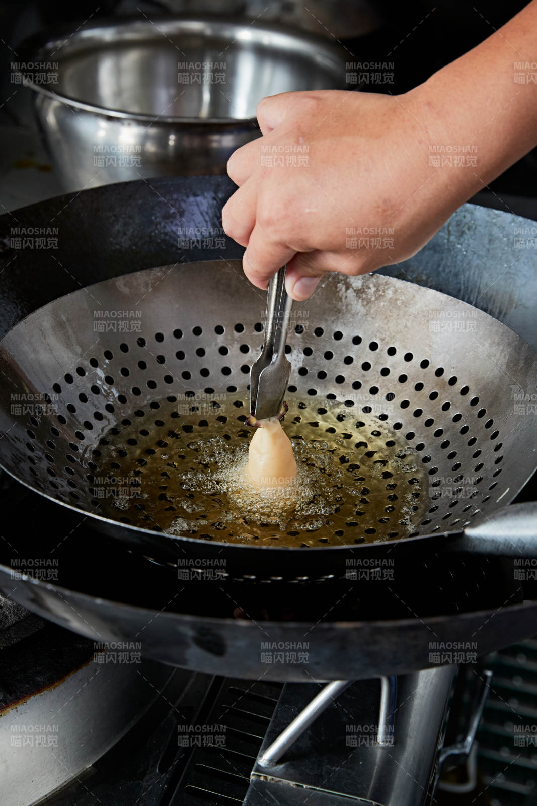 人與食物緊張忙碌的中餐廚房