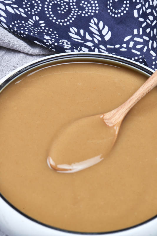 瓷盆装的冲泡熟的豆面糊糊