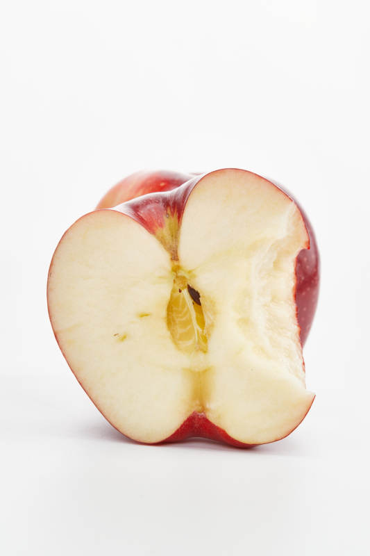 白色背景上摆放的新鲜苹果