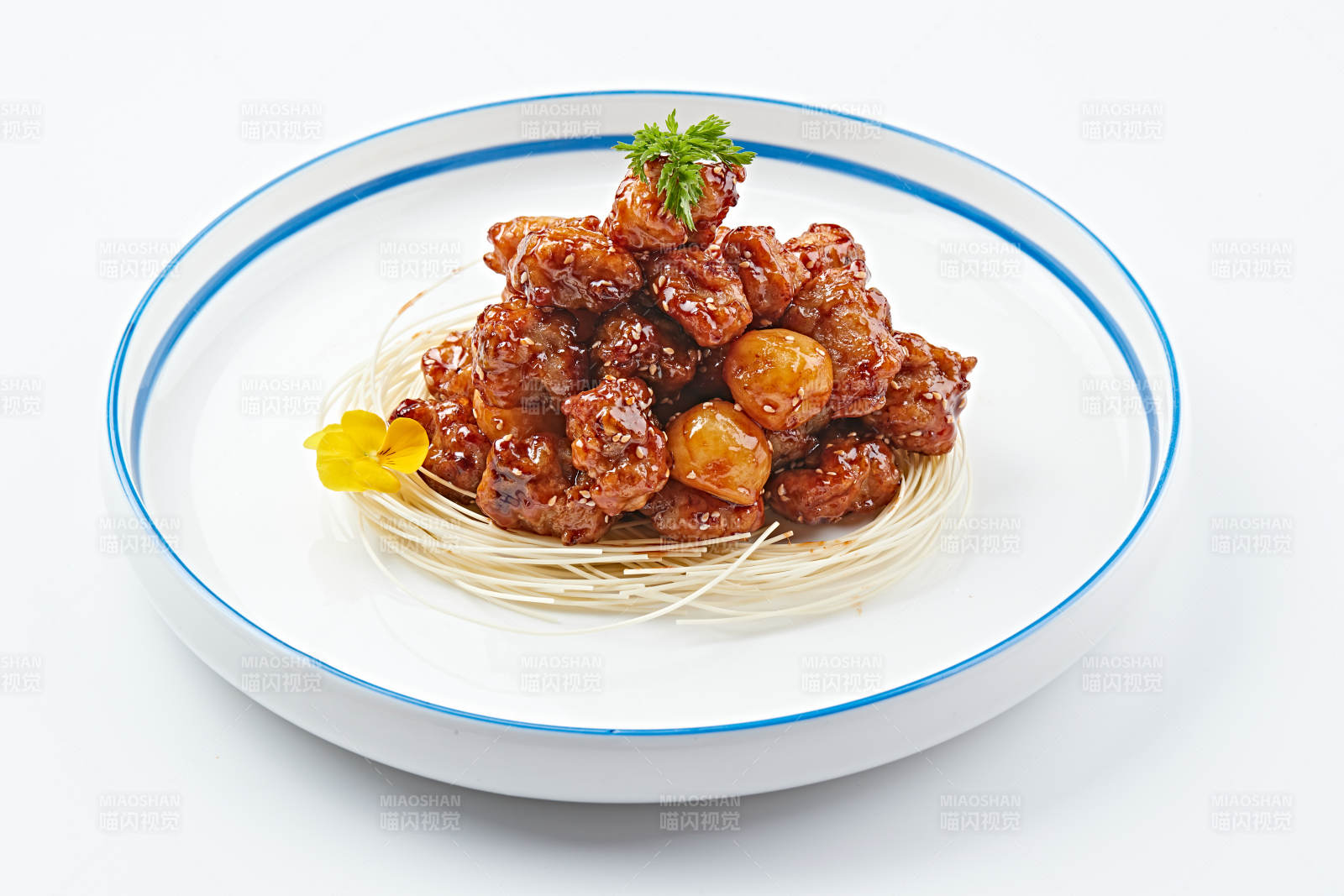 白色瓷盤裝的糖醋豬小排