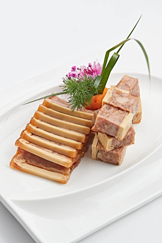 白色瓷盘装的熏豆皮压熏肉