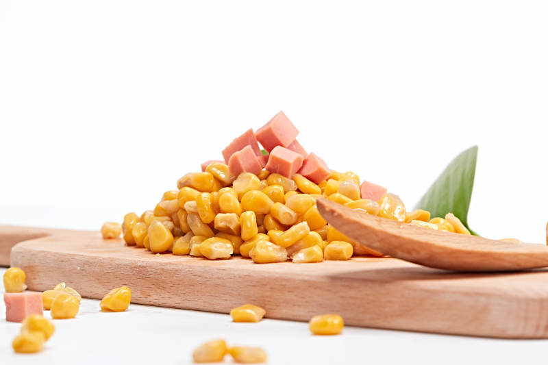 白色背景上的甜玉米粒