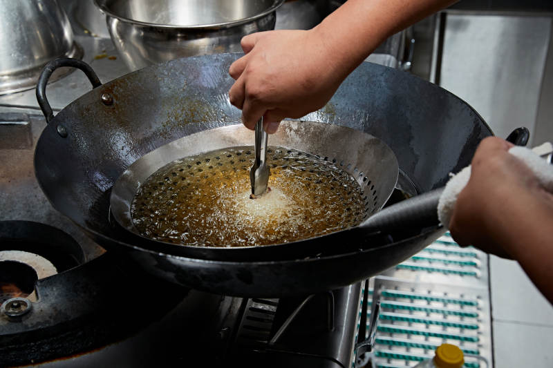 人与食物紧张忙碌的中餐厨房