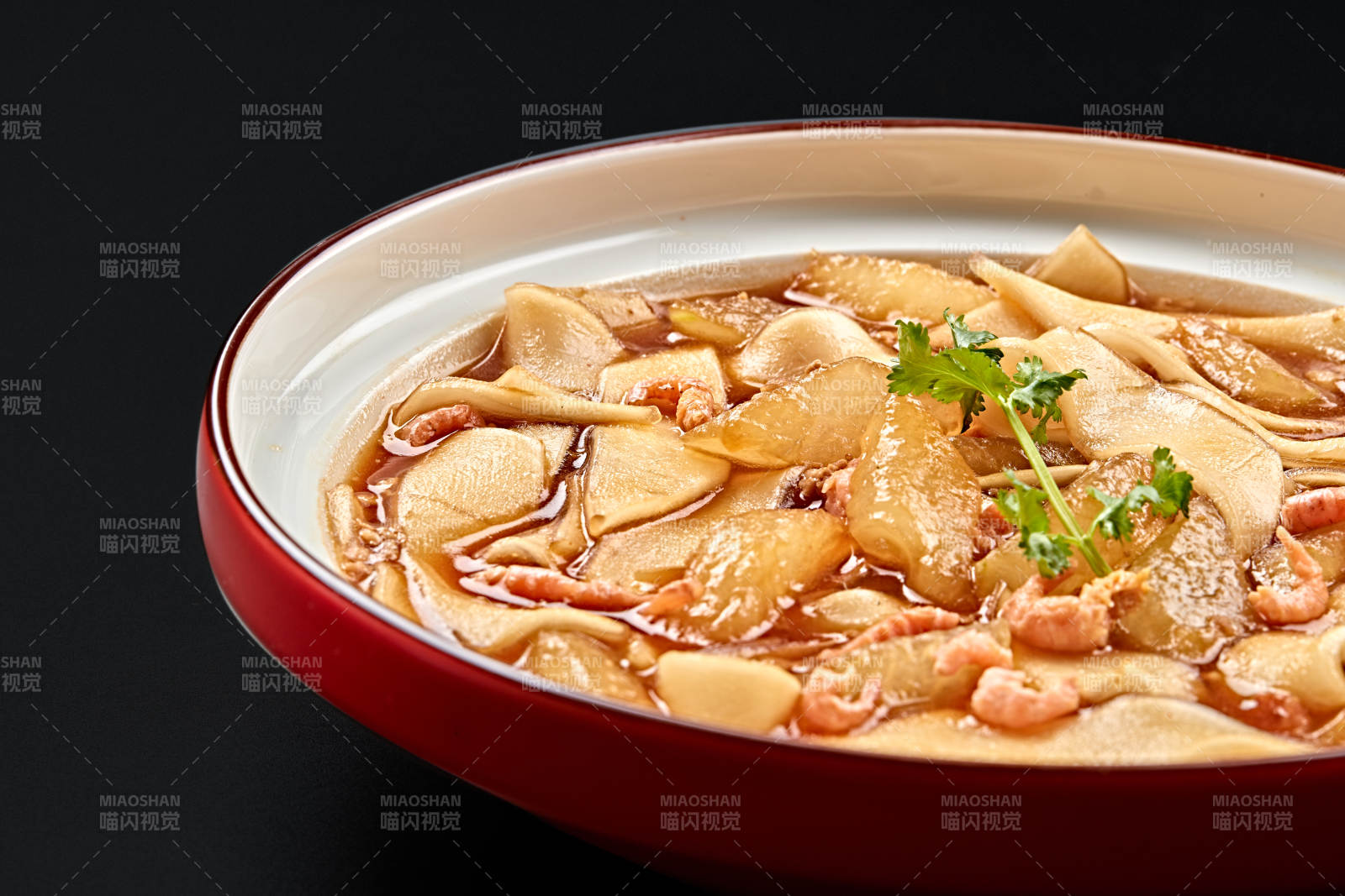 红釉色瓷盘装的海米冬瓜炖宽粉