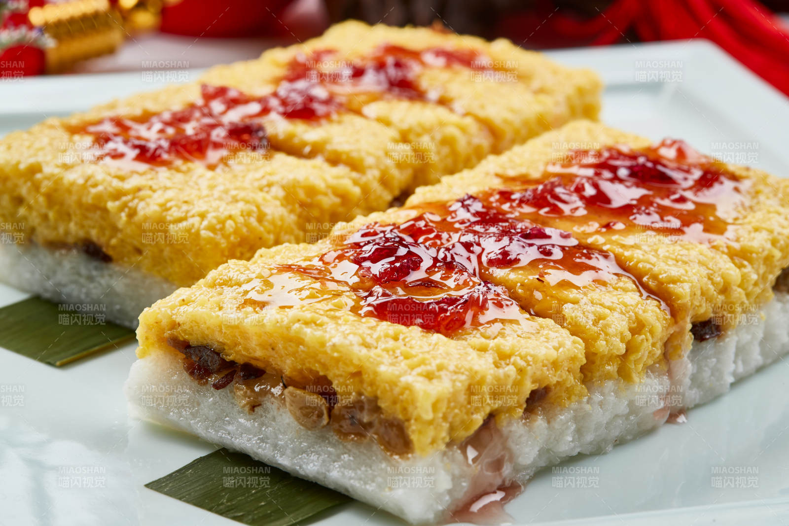 青瓷餐具装的黍米糯米双色果仁蒸糕