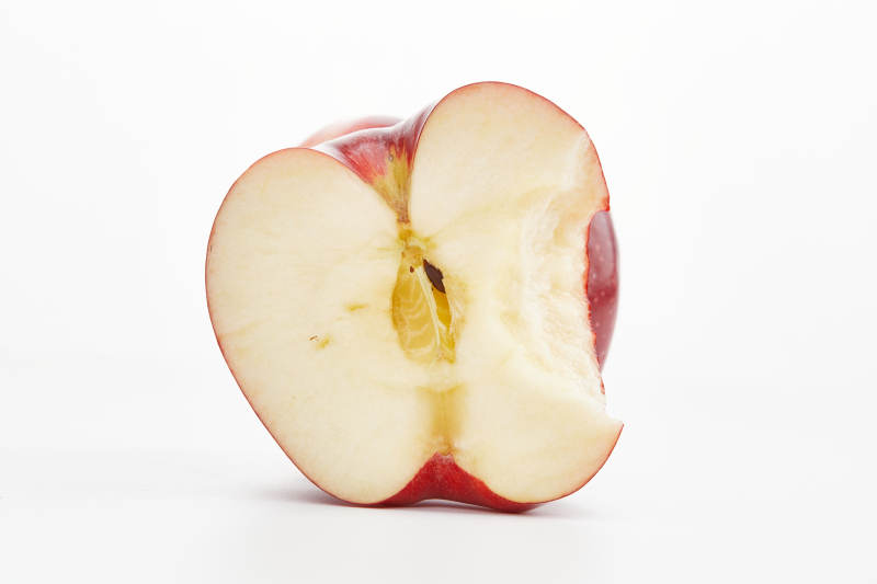 白色背景上摆放的新鲜苹果