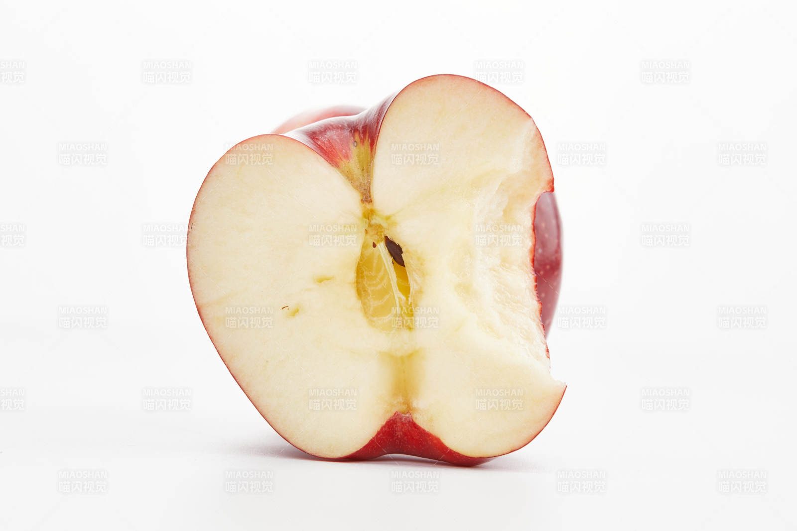 白色背景上摆放的新鲜苹果