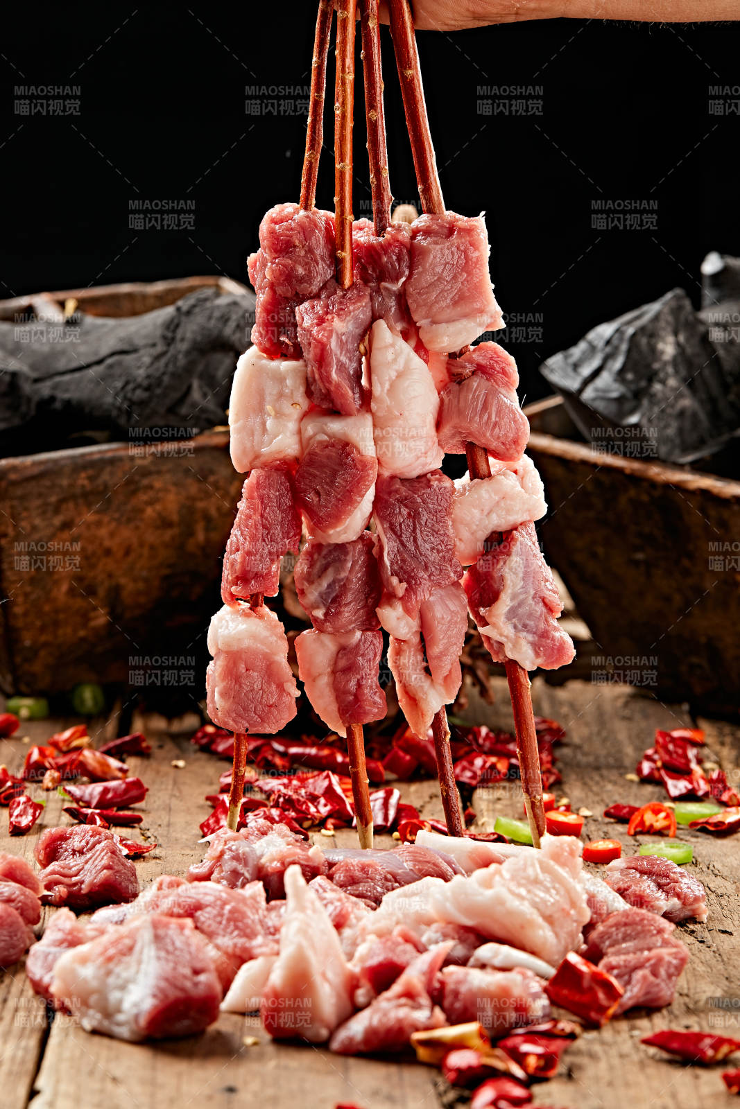 生鲜羊肉穿制的新疆红柳枝羊肉串