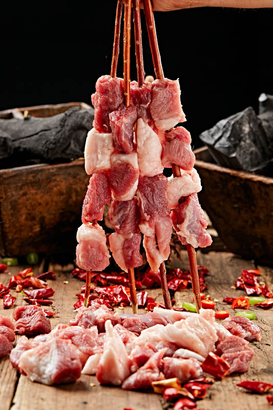 生鲜羊肉穿制的新疆红柳枝羊肉串