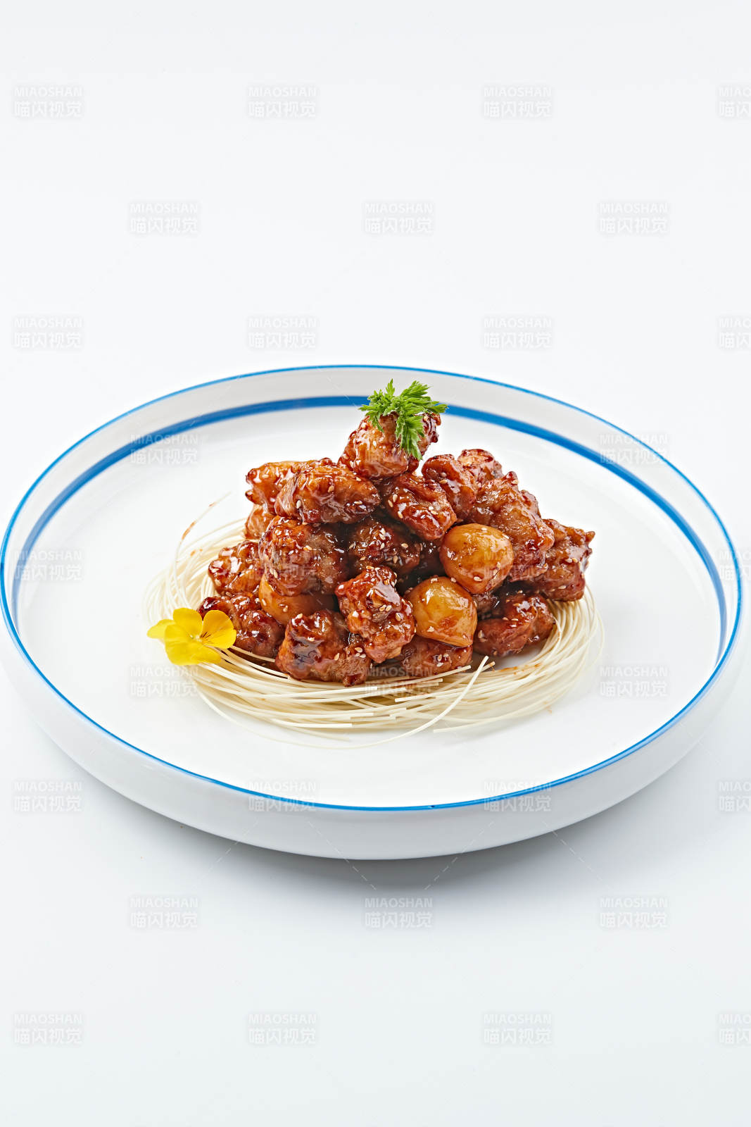 白色瓷盤裝的糖醋豬小排